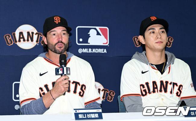 [OSEN=이천, 이대선 기자] 7일 오후 경기 이천 LG 챔피언스파크에서 샌프란시스코 자이언츠 미디어데이가 열렸다.샌프란시스코 구단은 이정후와 비텔로 감독, 윌리 아다메스가 참여하는 방한 프로그램을 진행 중이다. 이번 샌프란시스코의 한국 방문에는 래리 베어 CEO, 버스터 포지 사장, 잭 미나시안 단장 등 구단 주요 인사들이 함께한다.샌프란시스코 토니 비텔로 감독, 이정후가 취재진의 질문에 답을 하고 있다. 2026.01.07 /sunday@osen.co.kr