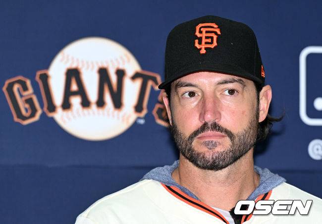[OSEN=이천, 이대선 기자] 7일 오후 경기 이천 LG 챔피언스파크에서 샌프란시스코 자이언츠 미디어데이가 열렸다.샌프란시스코 구단은 이정후와 비텔로 감독, 윌리 아다메스가 참여하는 방한 프로그램을 진행 중이다. 이번 샌프란시스코의 한국 방문에는 래리 베어 CEO, 버스터 포지 사장, 잭 미나시안 단장 등 구단 주요 인사들이 함께한다.샌프란시스코 토니 비텔로 감독이 취재진의 질문을 듣고 있다. 2026.01.07 /sunday@osen.co.kr
