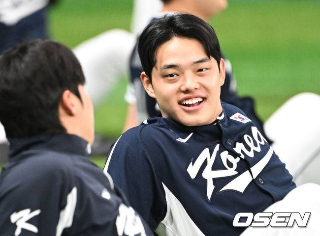 [OSEN=고척, 조은정 기자]류지현 감독이 이끄는 야구 대표팀이 5일 고척스카이돔에서 훈련을 진행했다. 대표팀은 오는&nbsp;8일과 9일&nbsp;고척스카이돔에서 열리는 2025 K-베이스볼 시리즈 체코 대표팀과의 2경기를 시작으로&nbsp;15일과 16일 양일에 걸쳐 도쿄돔에서 일본 대표팀과 2경기를 치른다.&nbsp;야구대표팀 문동주가 몸을 풀고 있다. 2025.11.05 /cej@osen.co.kr