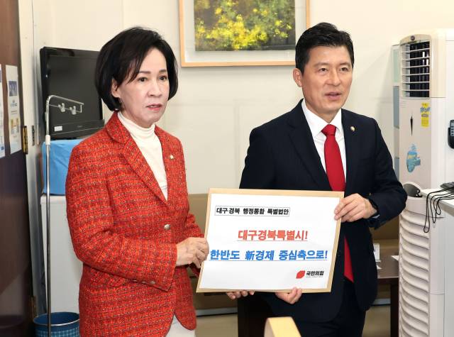 ▲국민의힘 이인선 대구시당위원장(왼쪽)과 구자근 경북도당위원장이 지난달 30일 국회 의안과에 '대구·경북 행정통합 특별법안'을 제출하고 있다. ⓒ연합뉴스