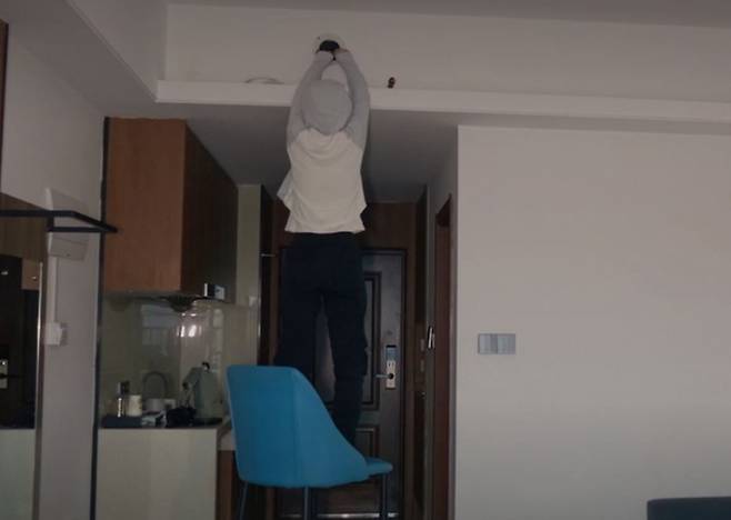 BBC 조사팀이 호텔 객실 환풍구에 숨겨진 몰카를 발견하는 모습. BBC 캡처