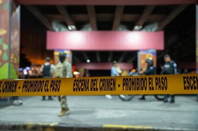 에콰도르의 한 사건현장에 폴리스라인이 설치돼 있다. 에페 캡처