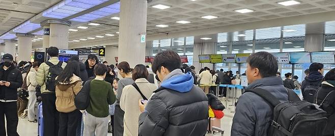 제주공항 3층 출발장 발권 카운터 앞에서는 여행일정을 변경하려는 체류객들로 붐비고 있다. 제주 강동삼 기자