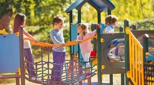 놀이터에서 노는 아이들. 픽사베이