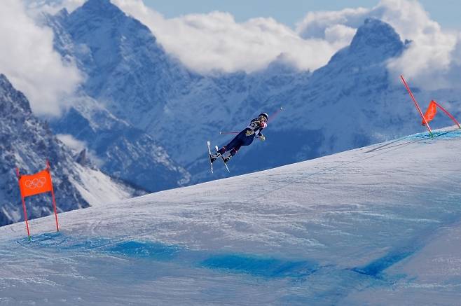 Milan Cortina Olympics Alpine Skiing - 미국 스키여제 린지 본이 8일(현지 시각) 이탈리아 코르티나에서 열린 2026 동계올림픽 알파인 스키 여자 활강 경주 도중 추락하고 있다.  AP 연합뉴스