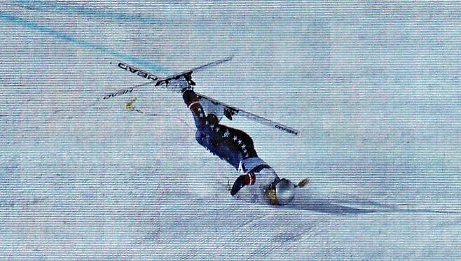 Alpine Skiing - Women‘s Downhill - 8일 . 미국의 린지 본이 여자 활강 도중 바닥과 부딪히는 모습이 경기장 대형 스크린을 통해 방송되고 있다.  로이터 연합