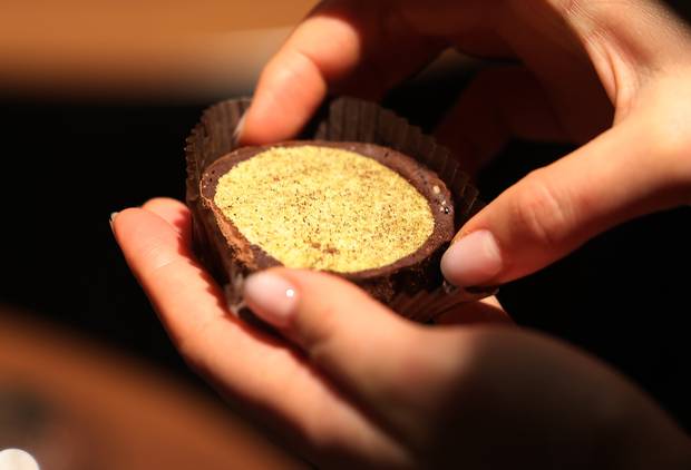 서울 종로구 한 스타벅스 매장에서 한 시민이 두바이쫀득롤을 살피고 있다. 연합뉴스