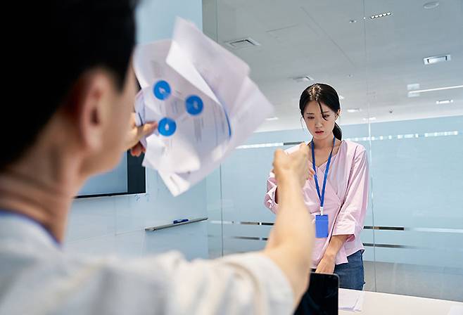 근로기준법은 직장 내 괴롭힘을 “사용자 또는 근로자가 직장에서의 지위 또는 관계 등의 우위를 이용하여 업무상 적정 범위를 넘어 다른 근로자에게 신체적·정신적 고통을 주거나 근무 환경을 악화시키는 행위”로 정의하고 있다. Gettyimage