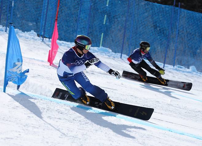 8일(현지시간) 이탈리아 리비뇨 스노파크에서 열린 2026 밀라노-코르티나담페초 동계올림픽 스노보드 남자 평행 대회전 16강에 출전한 이상호가 경기를 펼치고 있다. 2026.2.8 연합뉴스