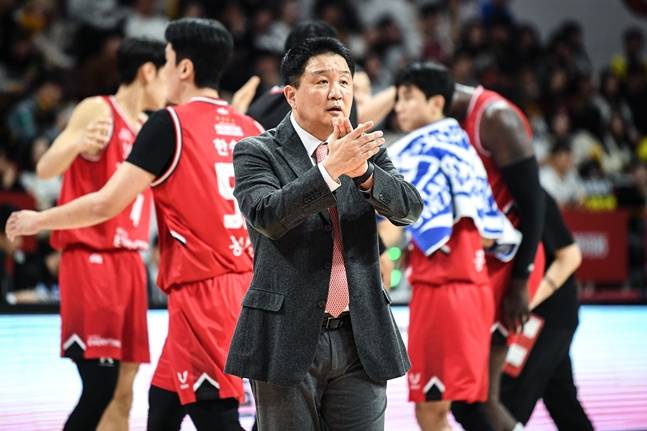 8일 창원 LG전 도중 선수들을 격려하는 유도훈 감독. /사진=KBL