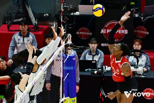 조이(오른쪽)가 한국도로공사의 블로커 두 명을 앞에 두고 과감한 공격을 펼치고 있다. /사진=KOVO 제공