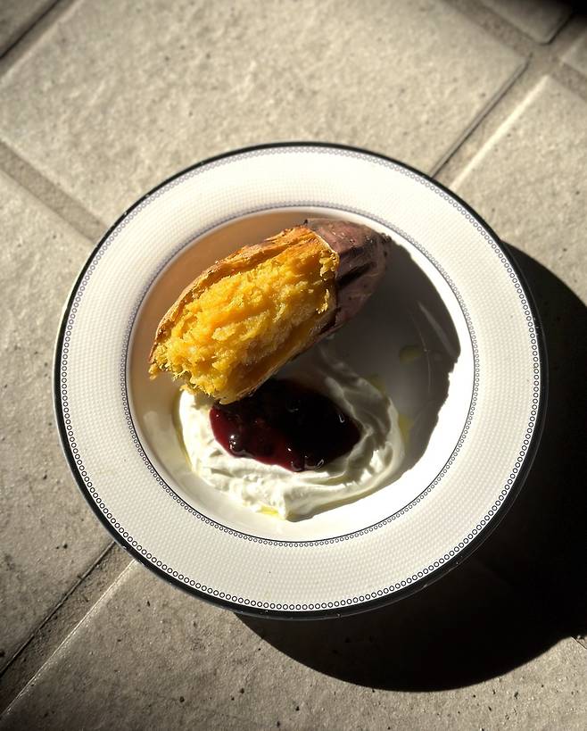 그리크 요구르트를 곁들인 군고구마. 남희철 제공