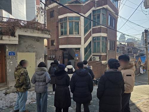 '골목골목 부동산 임장스터디' 임장 현장  7일 오전 서울 마포구 재개발 구역 일대를 둘러보고 있는 '임장 모임' [촬영 정지수]