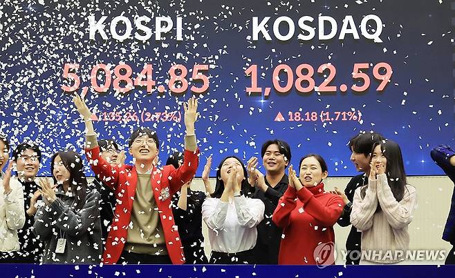 코스피와 코스닥이 종가기준 5,000과 1,000을 동반 돌파한1월 27일 축하 세리모니를 하는 한국거래소 직원들 [연합뉴스 자료사진. 재판매 및 DB 금지]