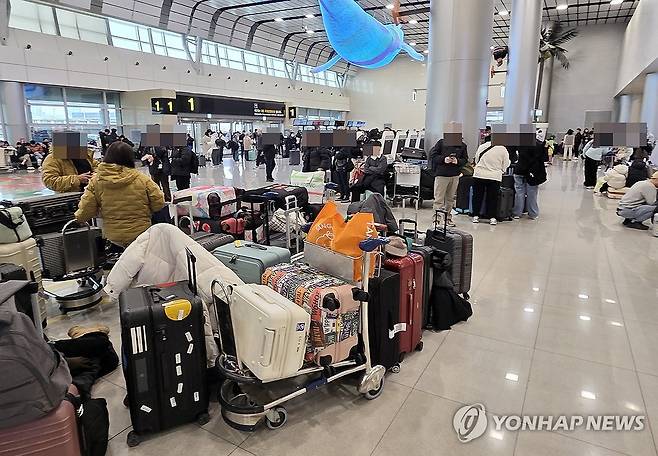 운항 재개 기다리는 제주공항 이용객 (제주=연합뉴스) 고성식 기자 = 8일 오전 제주국제공항이 폭설로 운영이 중단된 가운데 제주공항 3층 출발장에서 이용객들이 운항 재개를 기다리고 있다. 2026.2.8 koss@yna.co.kr