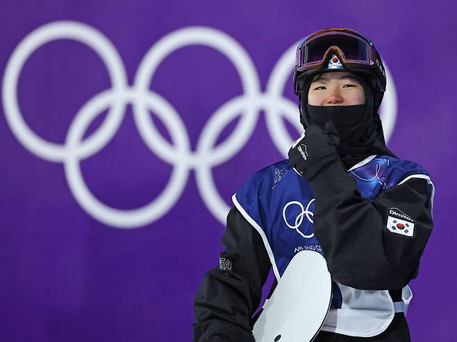 9일(한국시간) 이탈리아 리비뇨 스노파크에서 열린 2026 밀라노-코르티나담페초 동계올림픽 스노보드 여자 빅에어 예선에서 유승은이 묘기를 마친 뒤 미소를 짓고 있다. 연합