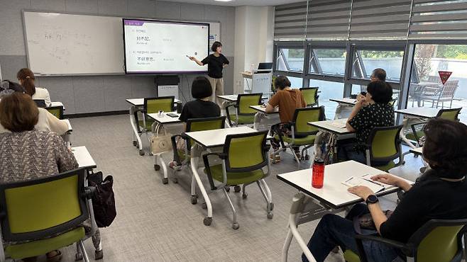 충북혁신도시 공유평생학습관 정기강좌 중국어 수업 사진.(음성군 제공)