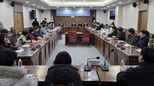 천안시의회 김길자·배성민·복아영 의원은 지난 6일 오전 의회 복지문화위원회 회의실에서 '천안 성성7구역 민간임대주택 관련 민원 간담회'를 열었다. 사진=박동혁 기자.