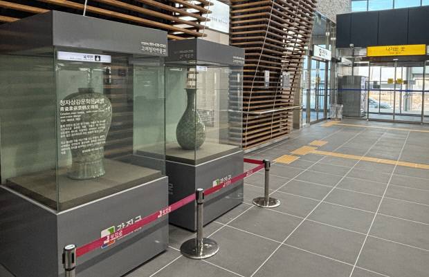 강진고려청자박물관이 강진역에 특별 전시 부스를 마련하고 고려청자 대표 작품을 연중 상설로 선보인다.