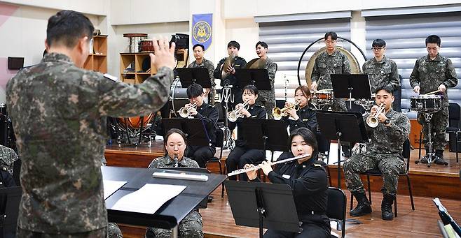 해군 제3함대사령부 군악대는 최근 부대 합주실에서 목포해양대학교 관악부 학생 30여명을 대상으로 악기 지도 재능기부 활동을 펼쳤다. <해군 제3함대사령부 제공>