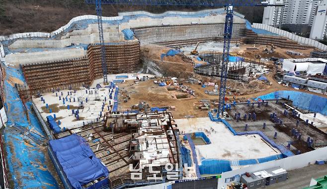 최근 광주지법 제1파산부(재판장 유석동 부장판사)는 한국건설의 공동관리인이 제출한 회생계획안을 인가했다. 사진은 광주광역시 동구 산수동에 건설중인 무등산 한국아델리움 더힐 2단지 공사현장 모습. /임문철 기자 35mm@namdonews.com