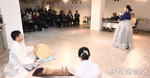 ◇(사)김유정기념사업회는 12일 춘천아트팩토리봄에서 김유정 선생 탄생 118주년 기념행사를 개최한다. 사진은 지난해 기념식 당시.