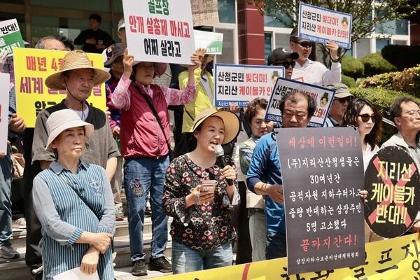 경상남도가 지난달 29일 기존 취수량에 하루 최대 272t을 추가로 취수할 수 있도록 허용하며 주민 반발이 계속되고 있다. /경남도민일보DB