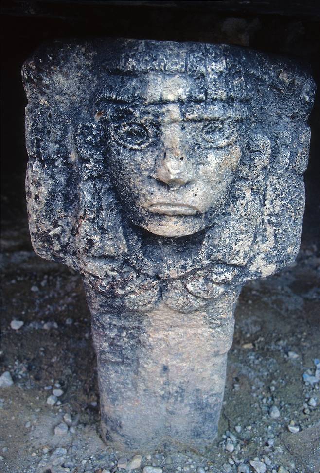 신전의 기둥에 새겨진 얼굴 모양의 조각상