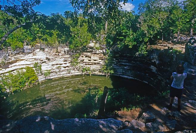 살아있는 처녀를 제물로 받혔다는 연못 세노테