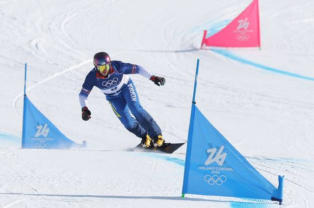 8일(현지시간) 이탈리아 리비뇨 스노파크에서 열린 2026 밀라노코르티나담페초 동계올림픽 스노보드 남자 평행 대회전 8강전에 출전한 김상겸이 결승선을 향해 질주하고 있다.