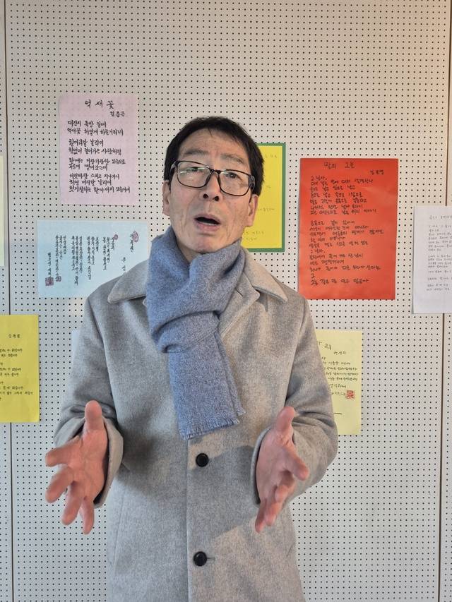 '육필시 사랑 모임' 대표인 김동원 시인이 모임 결성 계기와 육필시 에 대해 설명하고 있다. 송태섭 기자