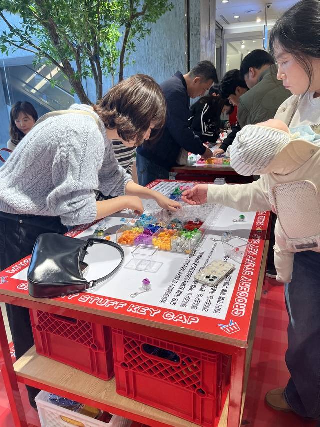 대구시 중구 더현대대구의 한 팝업존 앞에 방문객들이 호기심을 가지고 클리커를 살펴보고 있다. 김도경 수습기자