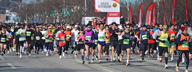 오는 22일 열리는 대구마라톤대회를 대비해 대구시는 시내버스 우회운행 계획을 발표했다. 위 사진은 지난해 열린 2025 대구마라톤대회 현장. 대구일보 DB
