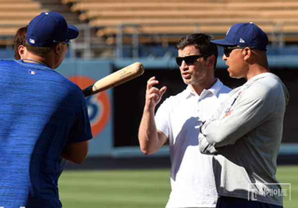 프리드먼 사장과 로버츠 감독(사진=더게이트 DB)