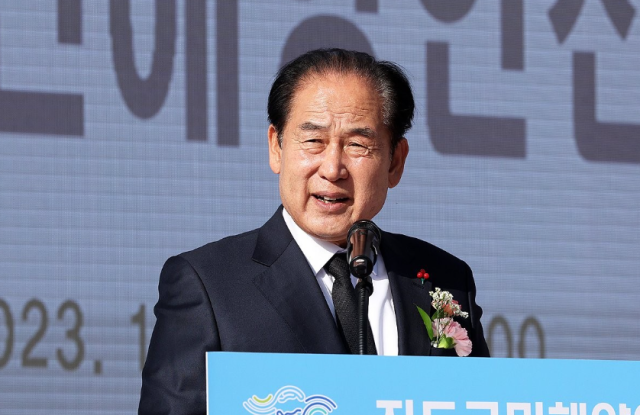 김희수 진도군수가 2023년 12월 7일 전남 진도 국민해양안전관 개관식에서 기념사하고 있다. [사진=연합뉴스]