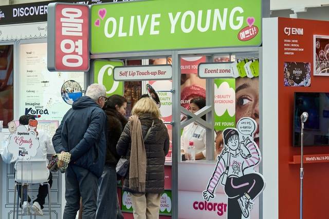 CJ가 밀라노 코리아하우스 홍보관에 K푸드-콘텐츠-뷰티를 함께 즐길 수 있는 체험 공간을 마련했다.(CJ그룹 제공)