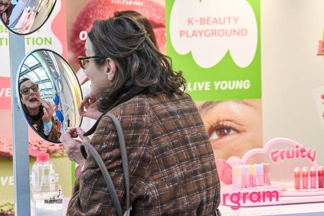 CJ가 밀라노 코리아하우스 홍보관에 K푸드-콘텐츠-뷰티를 함께 즐길 수 있는 체험 공간을 마련했다.(CJ그룹 제공)