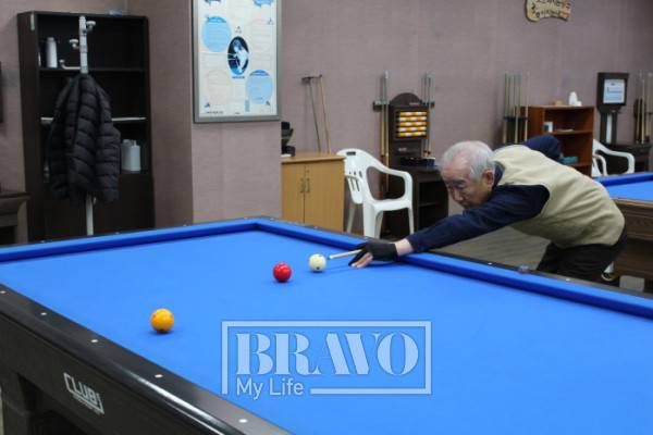 입주민 박창배 님이 타워 내에 있는 당구장에서 시간을 보내고 있다.(박지수 기자 jsp@)