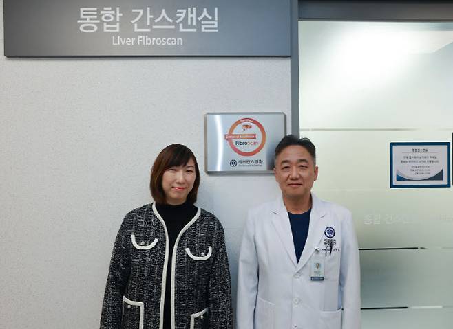 세브란스병원 소화기내과 김승업 교수(사진 오른쪽)와 그레이스 퐁(Grace Fong) 에코센스 아시아태평양 지역 총괄 책임자(사진 왼쪽)가 현판식에서 기념사진을 찍고 있다.