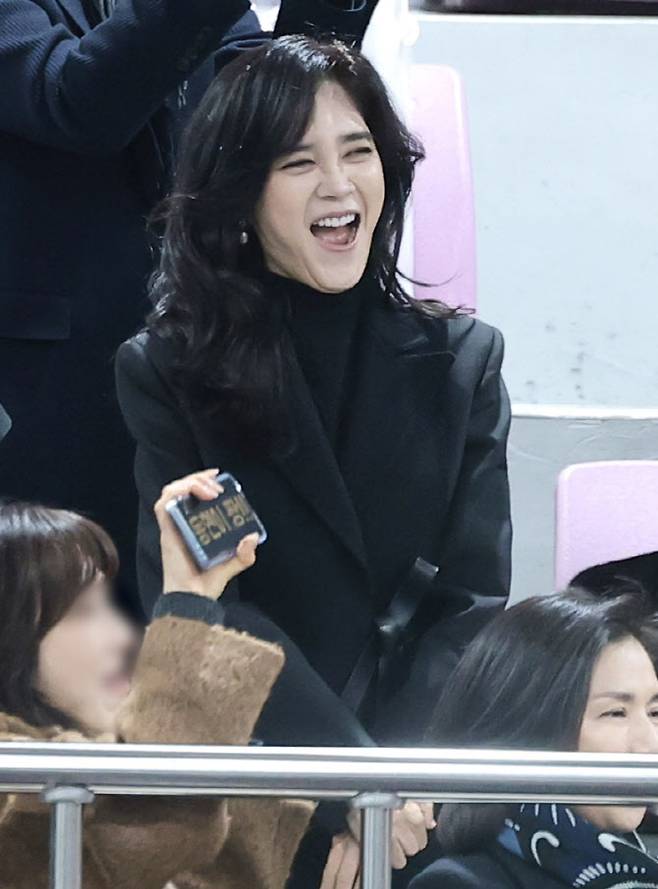 이부진 호텔신라 사장이 9일 서울 강남구 휘문고등학교에서 열린 아들 임모 군의 졸업식에 참석해 아들의 공연을 보며 환호하고 있다 (사진=뉴스1)