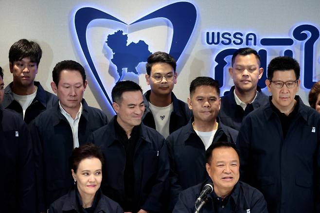 아누틴 찬위라꾼(맨 앞줄 오른쪽)태국 품짜이타이당 대표 겸 총리가 8일 (현지시간) 태국 방콕 품짜이타이당 당사에서 개표 결과를 기다리며 기자회견을 하고 있다.(사진=로이터)