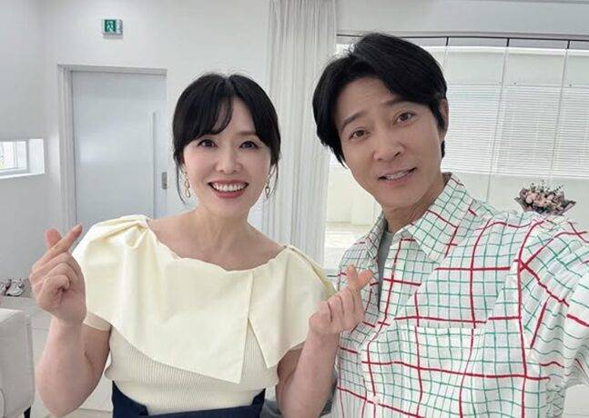철봉 매달리기, 턱걸이로 건강과 동안을 지키는 하희라 최수종 부부. 사진=하희라 SNS