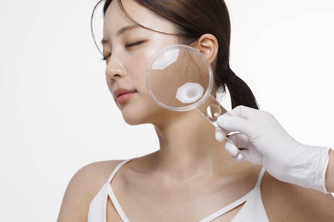 주름을 키우는 대표적인 습관은 세안 직후 피부를 그대로 방치하는 것이다. 사진=클립아트코리아