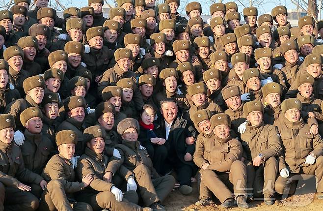 (평양 노동신문=뉴스1) = 김정은 북한 노동당 총비서가 올해 초  딸 주애와 함께 해외군사작전 전투위훈기념관건설장을 찾은 모습. [국내에서만 사용가능. 재배포 금지. DB 금지. For Use Only in the Republic of Korea. Redistribution Prohibited] rodongphoto@news1.kr