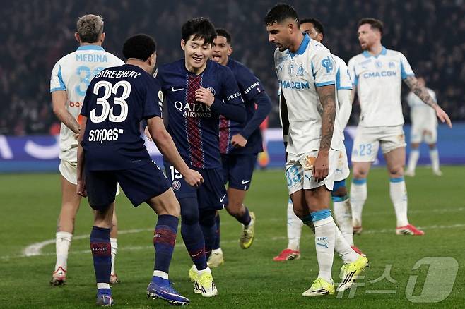 PSG 이강인(왼쪽에서 두 번째)이 9일(한국시간) 프랑스 파리에서 열린 2025-26 프랑스 리그1 마르세유전에서 후반 29분 골을 터뜨린 후 기뻐하고 있다. ⓒ AFP=뉴스1