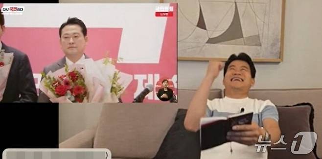 2025년 8월 26일 전한길 씨가 미국 워싱턴에서 유튜브 라이브 방송 도중 국민의힘 신임 당대표로 장동혁 후보가 당선되자 기쁨을 감추지 못하고 있다. (유튜브 갈무리) ⓒ 뉴스1