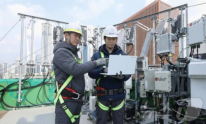 LG유플러스는 9일 설 연휴를 앞두고 이동통신 통화량 및 데이터 트래픽 급증에 대비해 네트워크 최적화, 24시간 종합상황실 운영 등 '연휴 특별 소통 대책'을 수립했다. 사진은 LG유플러스 임직원이 서울역 인근 네트워크 장비를 점검하고 있는 모습. 2026.02.09(LGU+ 제공) ⓒ 뉴스1 김민수 기자