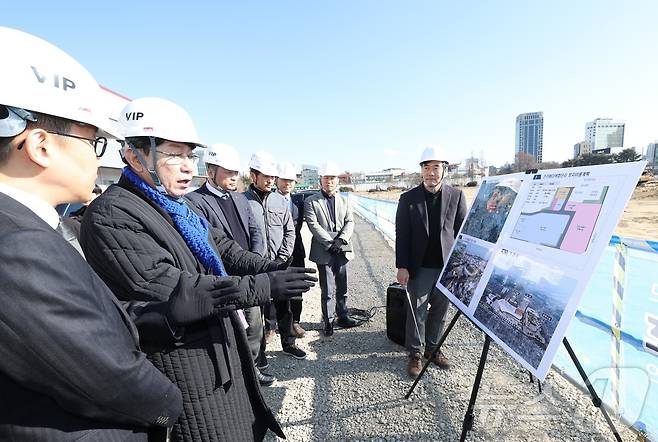 우범기 전주시장이 9일 전북 전주시 옛 종합경기장 일원을 찾아 전주컨벤션센터 건립공사 현장점검을 하고 있다. 2026.2.9 ⓒ 뉴스1 유경석 기자