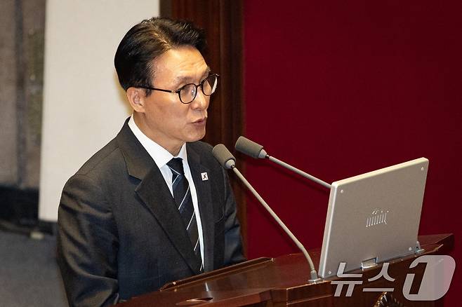 김민석 국무총리가 9일 서울 여의도 국회에서 열린 제432회 국회(임시회) 제4차 본회의에서 윤후덕 더불어민주당 의원의 정치·외교·통일·안보에 관한 질문에 답하고 있다. 2026.2.9 ⓒ 뉴스1 유승관 기자