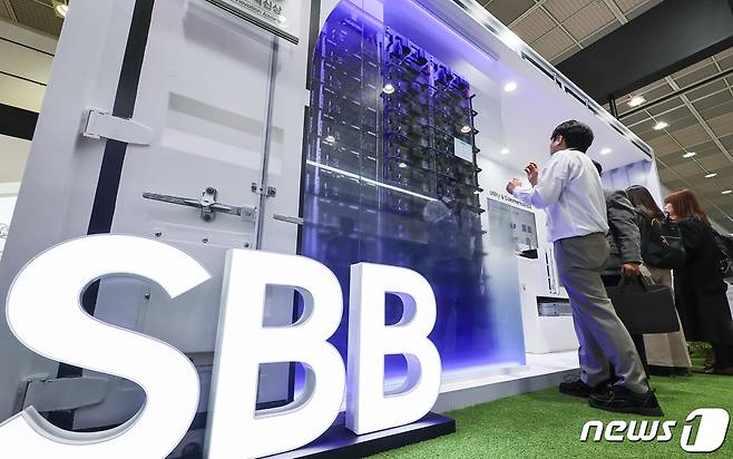 3일 서울 강남구 코엑스에서 열린 '코리아 스마트그리드 엑스포 2024'에서 관람객들이 전시 부스를 둘러보고 있다.2024.4.3 ⓒ 뉴스1 김도우 기자